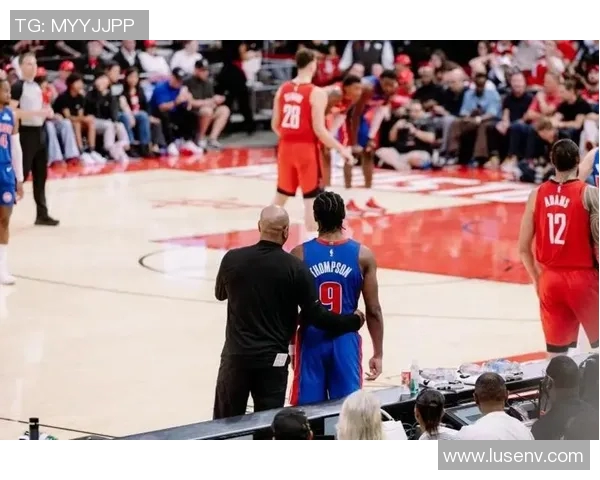 火箭队与尼克斯在元旦的激烈对决展现篮球魅力与精彩瞬间