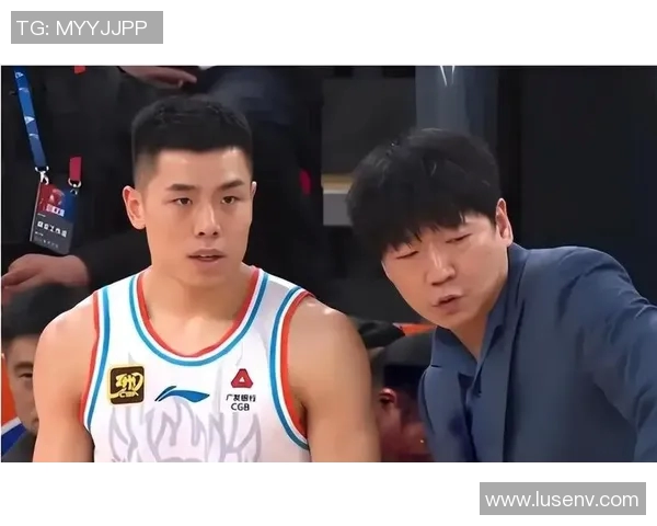 江苏男篮与山东男篮激战正酣谁能在这场对决中笑到最后